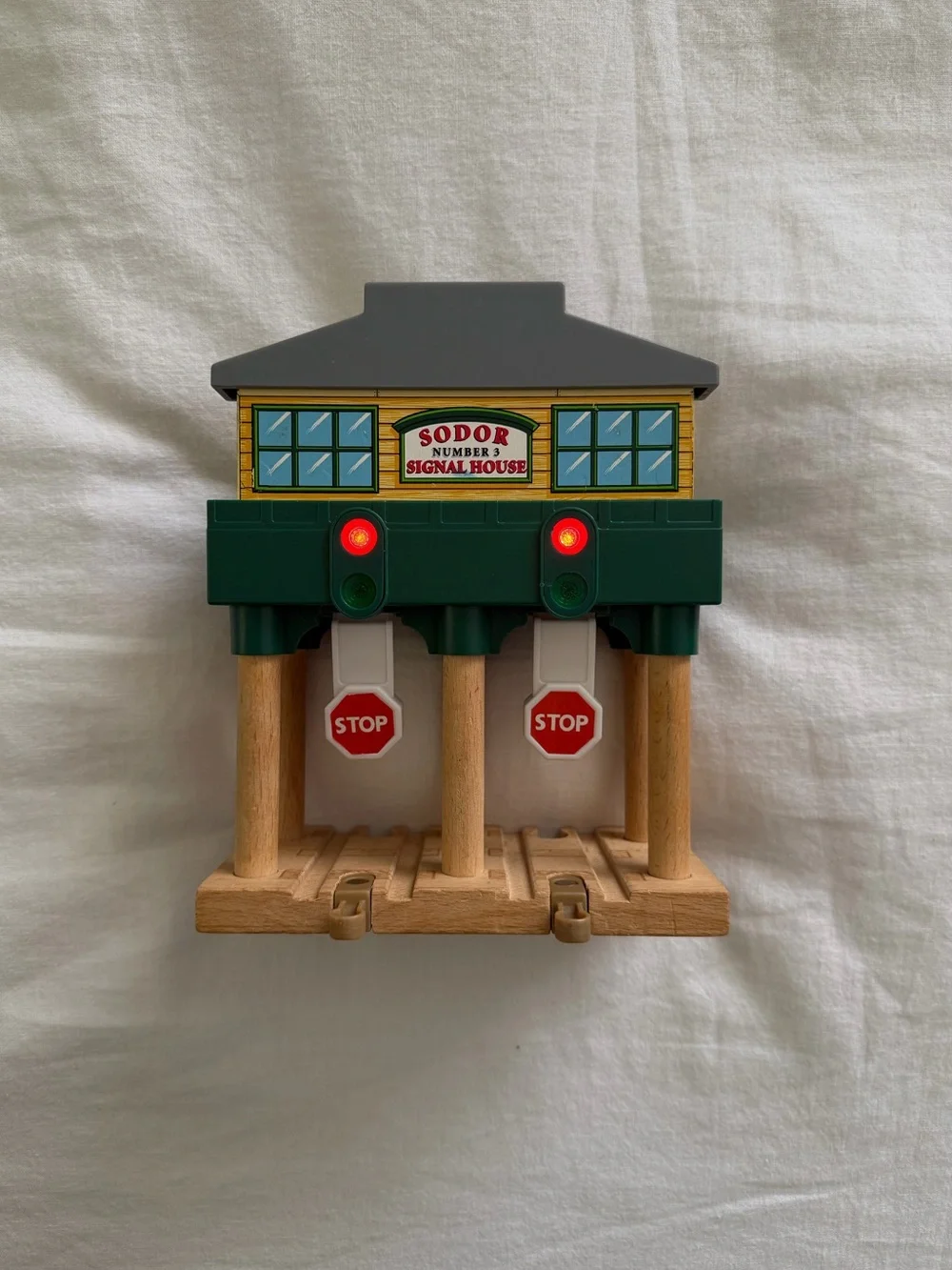 Thomas the Train Wooden Sodor Signal House - Picture 2 of 3